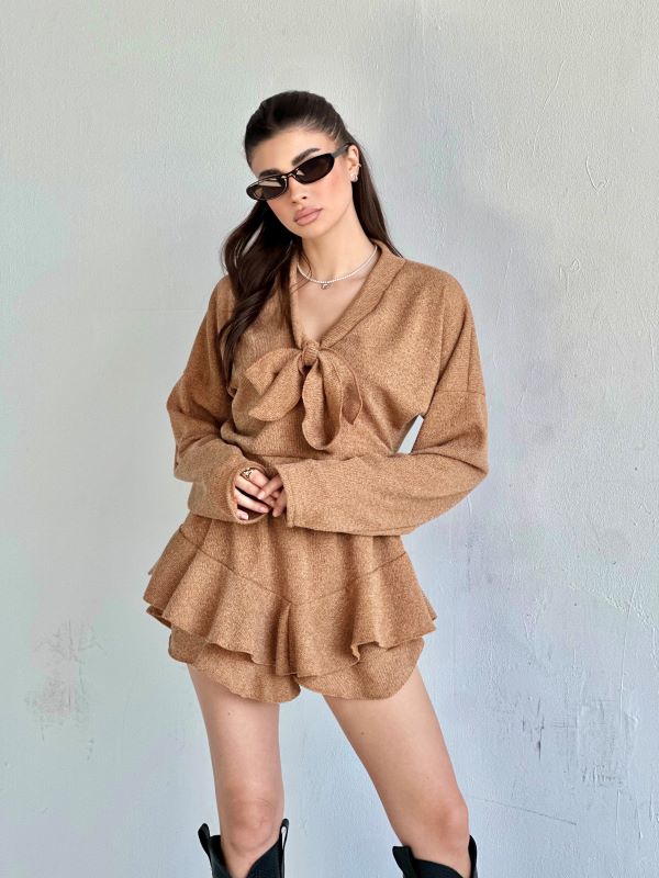 Compleu Bluza Cu Cravata Si Fusta Scurta Cu Volane Knitwear Camel