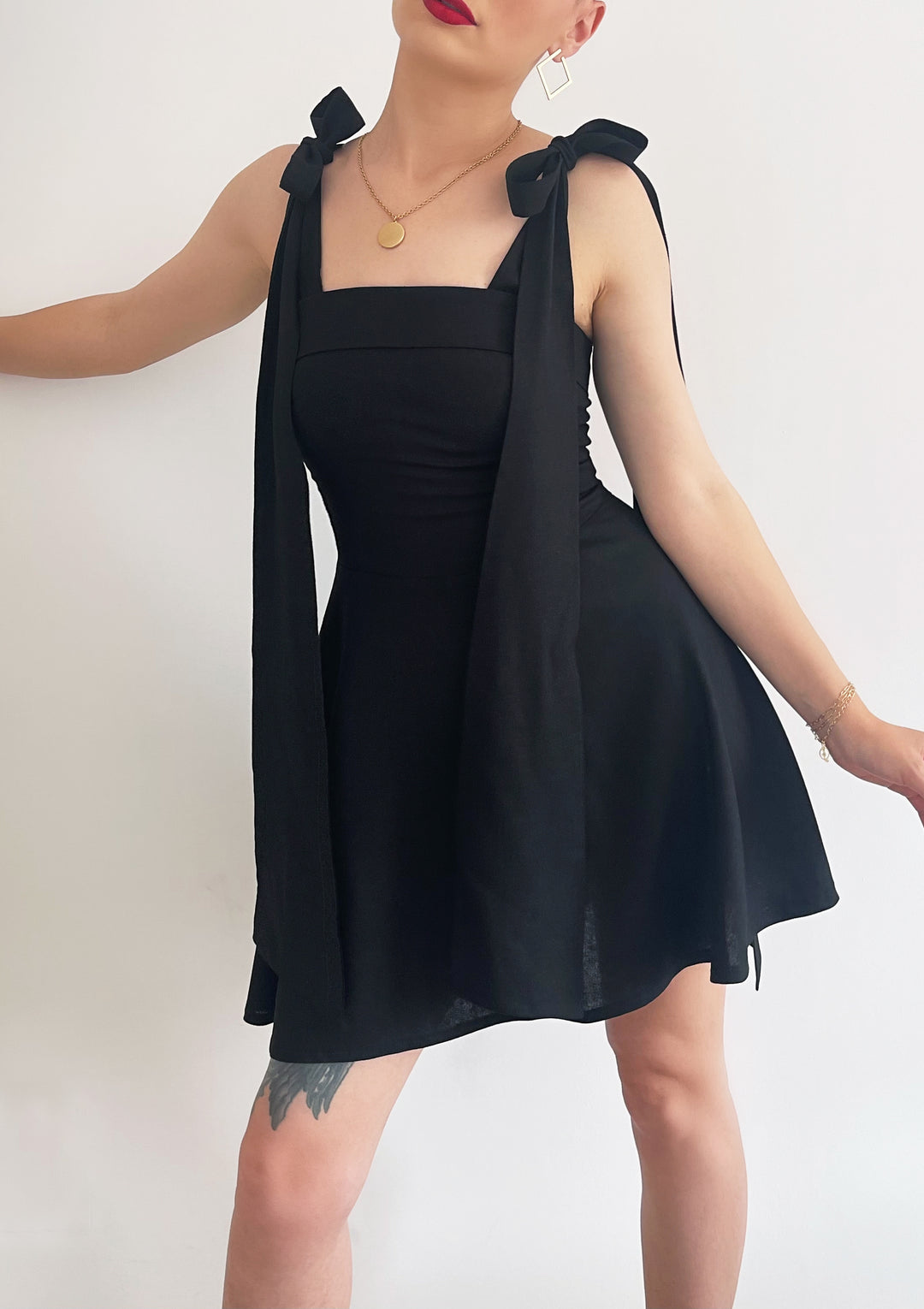 Rochie Neagra Cu Bretele Lungi